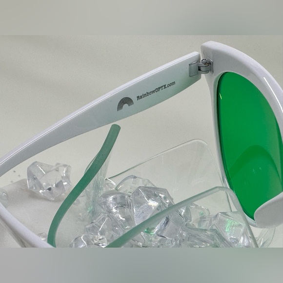 🛍️ RARE White Cat Eye Frame Green Lens - Picture 5 of 9